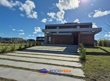 Casa · 215m² · 5 Ambientes · 6 Cocheras · Casa en Venta en Barrio El Naudir Escobar
