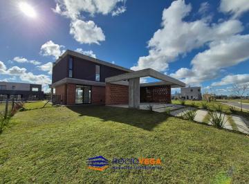 Casa · 215m² · 5 Ambientes · 6 Cocheras · Casa en Venta en Barrio El Naudir Escobar