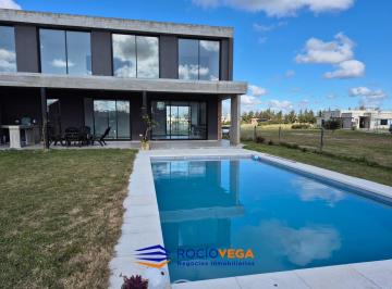 Casa · 215m² · 5 Ambientes · 6 Cocheras · Casa en Venta en Barrio El Naudir Escobar