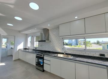 Casa · 170m² · 4 Ambientes · 1 Cochera · Venta Casa 4 Ambientes a Estrenar con Piscina y Cocheras. Barrio San Lucas. San Vicente