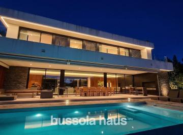 Casa · 500m² · 8 Ambientes · 3 Cocheras · Casa Al Río 4 Dorm. en Albanueva