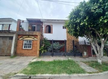 PH · 120m² · 4 Ambientes · Alquiler Casa en Barrio Naval a Dorm y Escritorio