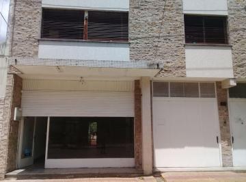 Casa · 260m² · 6 Ambientes · 2 Cocheras · Casa E de 2 Dorm. con 2 Patios Cochera Doble, Local Al Frente y Depto de 2 Dorm Independiente