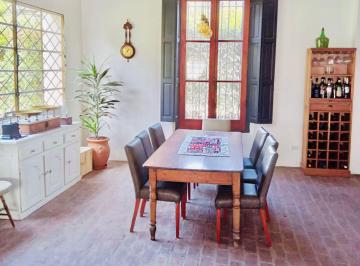 Casa · 212m² · 4 Ambientes · 1 Cochera · Casa 4 Ambientes Refaccionada con Pileta Parque