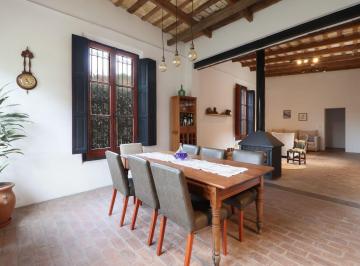 Casa · 212m² · 4 Ambientes · 1 Cochera · Casa 4 Ambientes Refaccionada con Pileta Parque