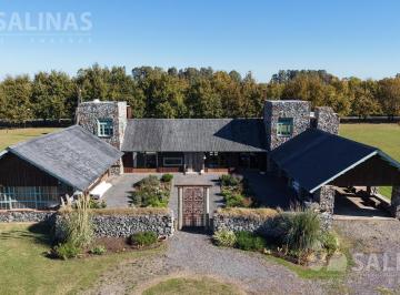 Casa · 350m² · 9.948 m². Exclusiva Chacra de Estilo Campo en La Macarena.