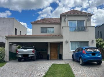 Casa · 200m² · 6 Ambientes · 2 Cocheras · Muy Linda Casa en B°cdo Bella Vista Chico, Bella Vista