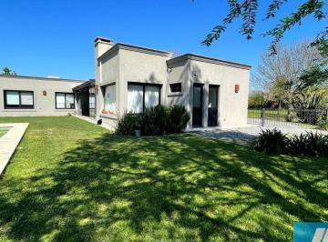 Casa · 190m² · 5 Ambientes · 3 Cocheras · Venta Casa B° Bella Vista Chico, 1010 m de Lote