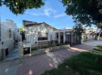 Casa · 108m² · 4 Ambientes · 1 Cochera · Casa en Barrio Jardín 3 Dorm. – Se Vende