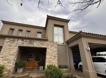 Casa · 450m² · 4 Ambientes · Venta Excelente Casa en B°cdo Bella Vista Chico