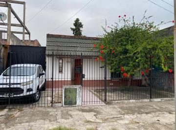 Casa · 80m² · 3 Ambientes · 1 Cochera · Casa 3 Ambientes con Jardin, Entrada de Coche y Fdo Libre