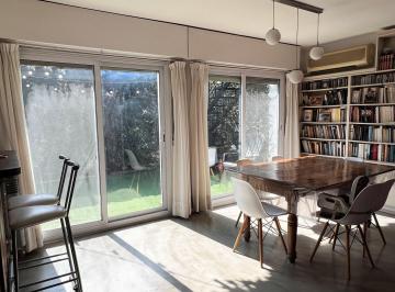 Casa · 95m² · 4 Ambientes · Casa Reciclada, con Terraza, Quincho y Parrilla en Muy Buena Ubicación.