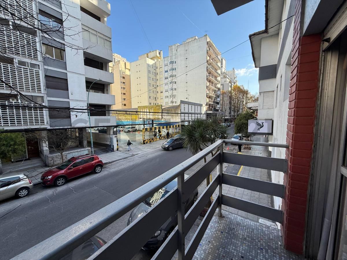 Departamento de 2 ambientes al frente con balcón en Plaza Colón