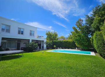 Casa · 223m² · 5 Ambientes · 2 Cocheras · Casa Interna con Inmejorable Ubicación en Barbarita