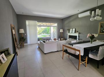 Casa · 223m² · 6 Ambientes · 5 Cocheras · Casa Interna con Inmejorable Ubicación en Barbarita, Bancalari