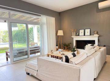 Casa · 223m² · 6 Ambientes · 5 Cocheras · Casa Interna con Inmejorable Ubicación en Barbarita, Bancalari