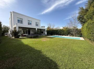 Casa · 223m² · 6 Ambientes · 5 Cocheras · Casa Interna con Inmejorable Ubicación en Barbarita, Bancalari