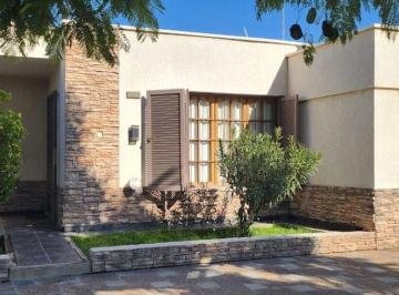 Casa · 185m² · 6 Ambientes · 2 Cocheras · Casa en Venta en Maipú