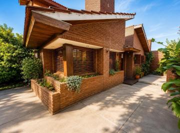 Casa · 140m² · 4 Ambientes · 2 Cocheras · Casa en Caisamar