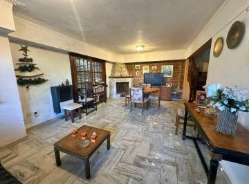 Casa · 140m² · 4 Ambientes · 2 Cocheras · Casa en Caisamar