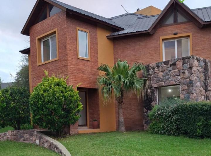 Casa · 180m² · 12 Ambientes