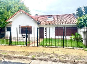 Casa · 153m² · 4 Ambientes · 2 Cocheras · Chalet en Esquina Desarrollado Totalmente en Planta Baja.