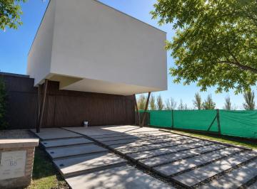 Casa · 520m² · 7 Ambientes · 2 Cocheras · Casa a Estrenar en Alquiler