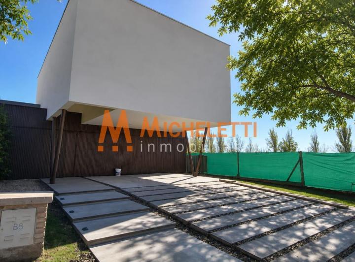 Casa · 520m² · 7 Ambientes · 2 Cocheras