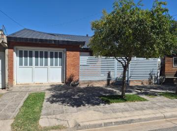 Casa · 150m² · 6 Ambientes · 1 Cochera · Casa Violeta Parra Al 400