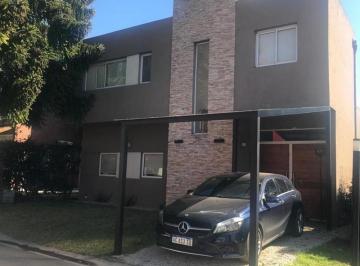 Casa · 165m² · 3 Ambientes · 5 Cocheras · Venta de 3 Ambientes Barrio Cerrado con Pileta