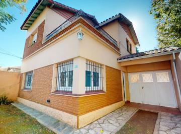 Casa · 146m² · 6 Ambientes · 1 Cochera · Casa en Venta Florencio Varela 6 Ambientes