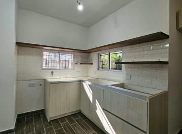 Casa Venta de 4 ambientes · Hermoso Chalet en Lote Propio Ubicado en Olivos Totalmente Actualizado.