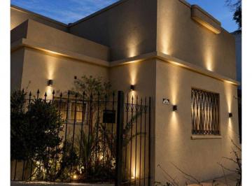 Casa de 4 ambientes, Vicente López · Hermoso Chalet en Lote Propio Ubicado en Olivos Totalmente Actualizado.