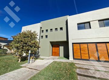 Casa · 326m² · 7 Ambientes · 2 Cocheras · Venta Casa Bº Comahue Golf Club