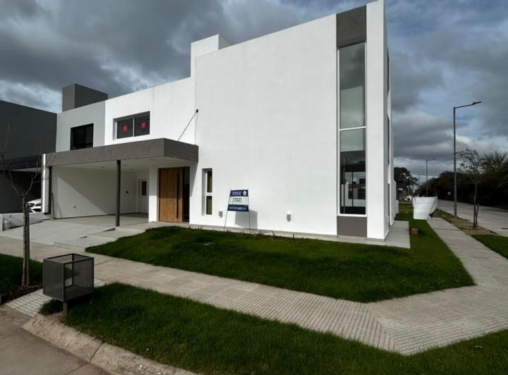 Casa · 170m² · 5 Ambientes · 2 Cocheras