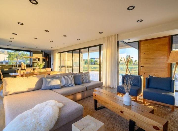 Casa · 270m² · 3 Ambientes · 2 Cocheras