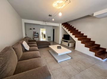 Casa · 200m² · 4 Ambientes · 1 Cochera · Casa Duplex en Alquiler