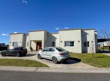Casa · 185m² · 4 Ambientes · 3 Cocheras · Casa - Santa Elena