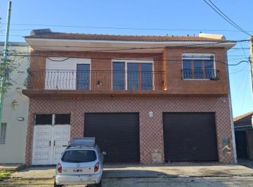 Casa · 240m² · 4 Ambientes · 2 Cocheras · Chalet Desarrollado en Dos Plantas