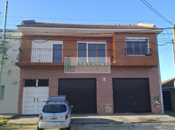 Casa · 240m² · 4 Ambientes · 2 Cocheras · Chalet Desarrollado en Dos Plantas
