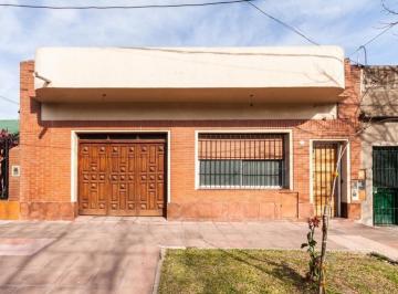 Casa · 201m² · 6 Ambientes · 1 Cochera · Casa de 6 Amb con Patio, garage - Apto Credito