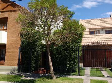 Casa · 356m² · 4 Dormitorios · 2 Cocheras · Casa en Neuquen