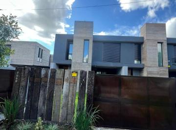 Casa de 4 ambientes, Rosario · Casa de Diseño, Tres Dorm., 3 Baños, Jardín Mas Pileta