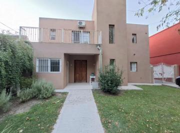 Casa · 208m² · 8 Ambientes · 2 Cocheras · Casa en Venta en Bella Vista en Barrio con Porton