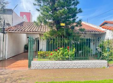 Casa · 151m² · 4 Ambientes · 2 Cocheras · Chalet Tradicional en Castelar