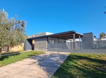 Casa · 125m² · 3 Dormitorios · 3 Cocheras · Hermosa y Moderna Casa Familiar en Alquiler – Ciro de Vieytes