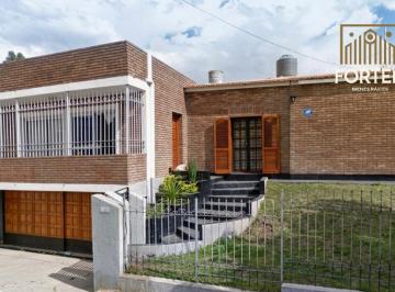 Casa de 7 ambientes, Córdoba · Hermosa Casa Esquina - 3 Dorm. con Cochera Doble | Quebrada de Las Rosas