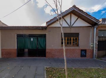 Casa · 111m² · 4 Ambientes · 1 Cochera · Santilli - Campos 733 Banfield Este