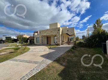 Casa · 240m² · 5 Ambientes · 1 Cochera · Casa en Alquiler en Barrio Cerrado Santo Domingo 5 Ambientes 4 Baños Vista a La Laguna