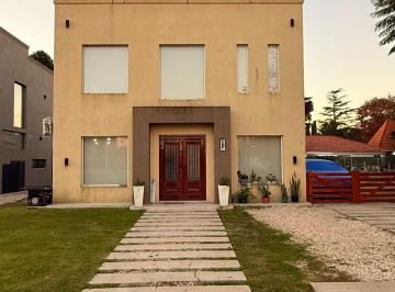 Casa de 6 ambientes, Berazategui · Casa Minimalista de 6 Amb Sobre Dos Lotes en El Pato Country Club